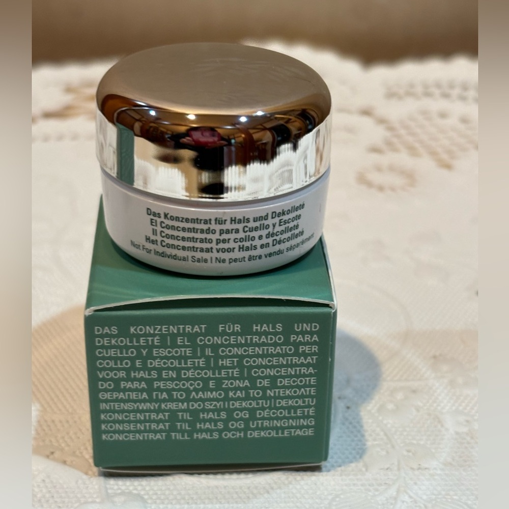 La Mer Neck and Décolleté Concentrate - Silver Lid with Green Box - Picture 2 of 3